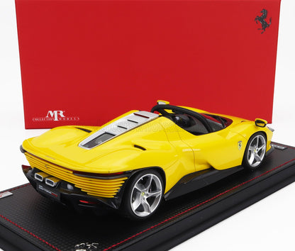 Modelo de carro Ferrari Daytona SP3 em metal fundido, à escala 1/18, na cor amarela, disponível na Vroomi, com caixa de apresentação vermelha.
