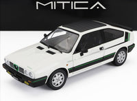 Witte Alfa Romeo 75 Turbo Evoluzione modelauto met groene strepen, tentoongesteld bij Vroomi