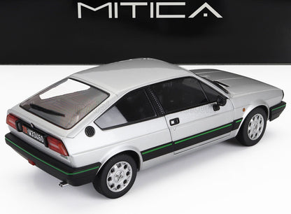 Modellino di Alfa Romeo GTV color argento con finiture nere e verdi, vista posteriore, in vendita su Vroomi.