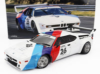 Coche a escala BMW M1 Procar #26 con decoración Laffite, presentado por Vroomi para coleccionistas