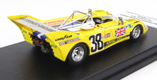 Modèle réduit de voiture de course à l'échelle 1:43, jaune, portant le numéro 38 et arborant l'Union Jack, désormais disponible pour les collectionneurs.