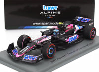 BWT Alpine F1 Team A524 schaalmodel, replica GP van Bahrein 2024, op Vroomi verzamelaarsokkel
