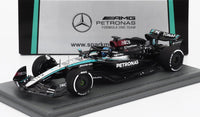 Coche a escala Mercedes-AMG Petronas F1 de Vroomi, réplica 1:18 detallada con decoración del equipo y peana