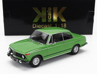 Groen BMW 1502 schaalmodel, 1:18 diecast van KK Scale, gepresenteerd bij Vroomi voor verzamelaars.
