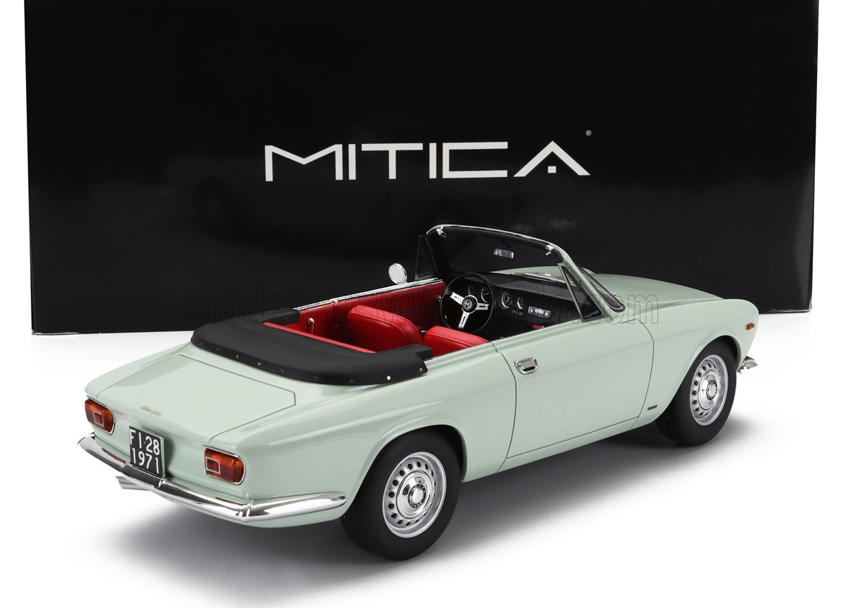 Modellino vintage di auto decappottabile verde chiaro con interni rossi, esposto con il marchio Mitica, anche su Vroomi.