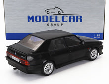 Zwart automodel op schaal 1:18 van Modelcar Group, gepresenteerd door Vroomi voor verzamelaars en fans.