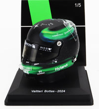 Modellino in scala 1:5 del casco da corsa di Valtteri Bottas 2024, replica con design aurora verde, collezione Vroomi