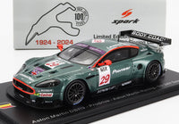 Modellino in scala Aston Martin DBR9 di Vroomi, livrea da corsa verde con #29, esposizione Spark in edizione limitata