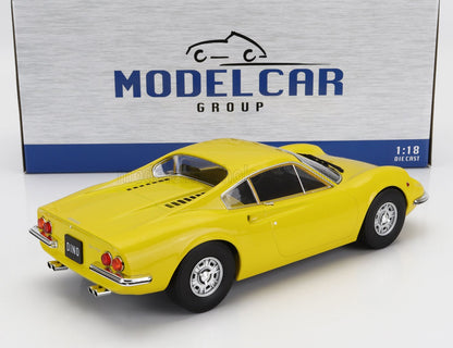 Modellino di Dino in scala 1:18 in plastica gialla esposto davanti alla scatola Model Car Group, disponibile su Vroomi.