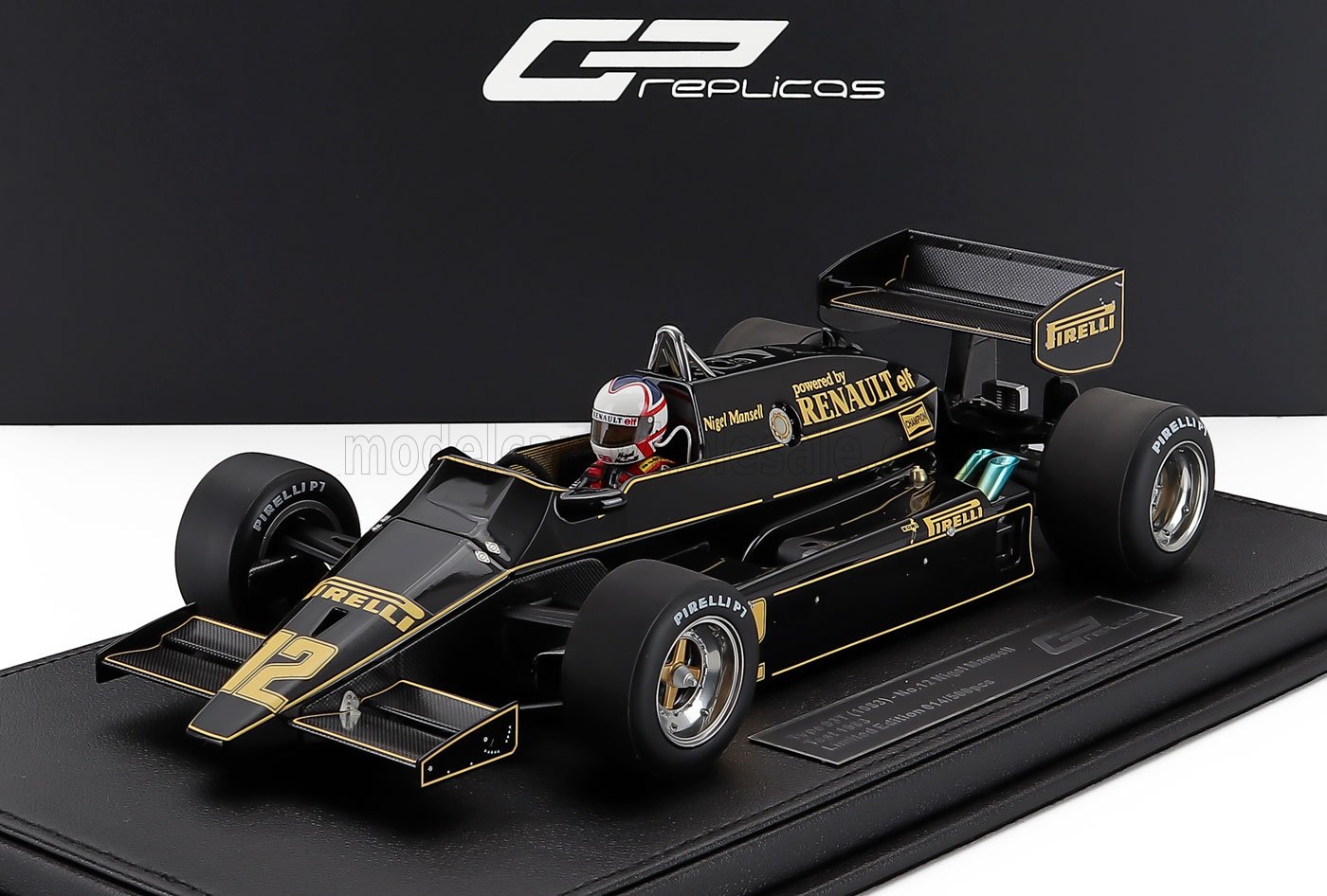 Modellino di auto da Formula 1 in scala 1/18, nero e oro, disponibile per i collezionisti su Vroomi.
