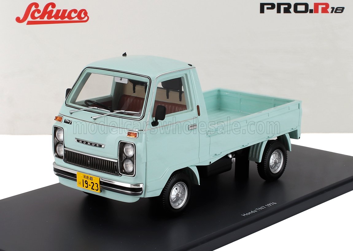 Modellino di camioncino Honda TN7 del 1976, colore azzurro, su base nera, disponibile su Vroomi.