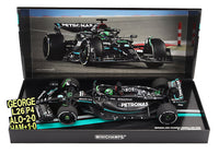 Modellino in scala Mercedes-AMG Petronas F1 W14 di Minichamps, esposto nella confezione da collezionista Vroomi con statistiche di gara