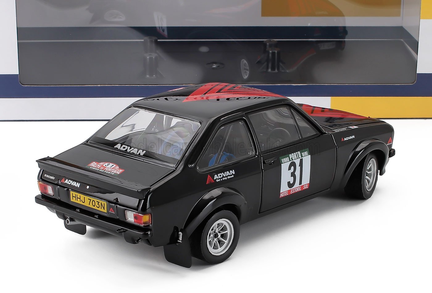 Modellino di auto da rally nera in scala 1/18 con adesivi da corsa, disponibile per i collezionisti su Vroomi.