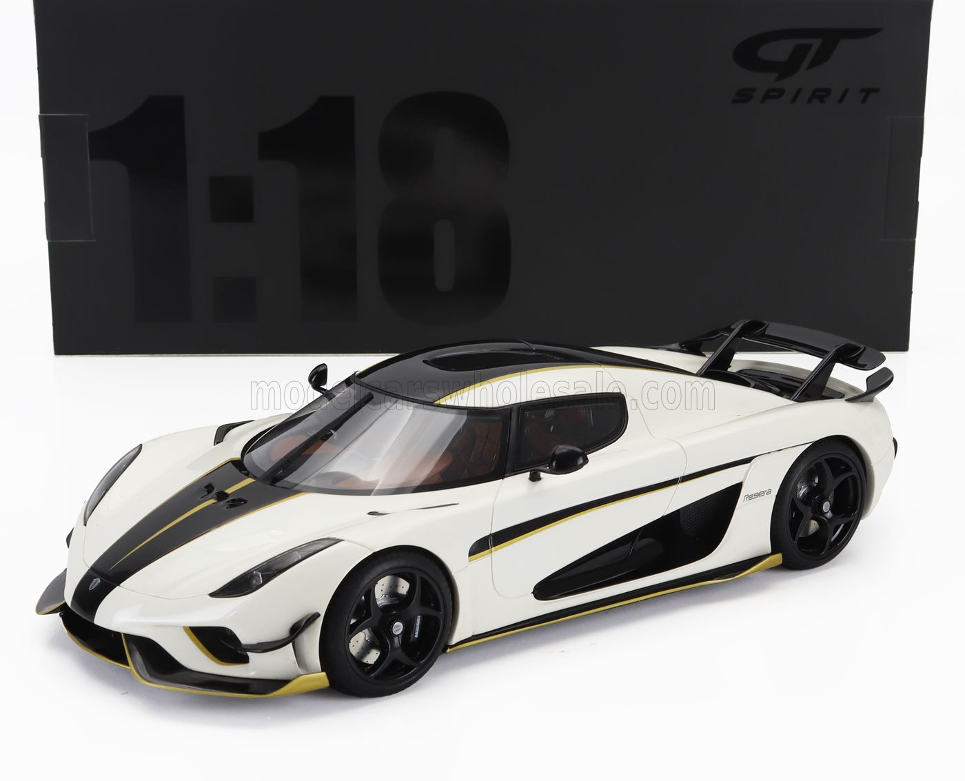 Modello in scala 1:18 della Koenigsegg Regera bianca e nera con dettagli dorati, in vendita con scatola GT Spirit, disponibile su Vroomi.