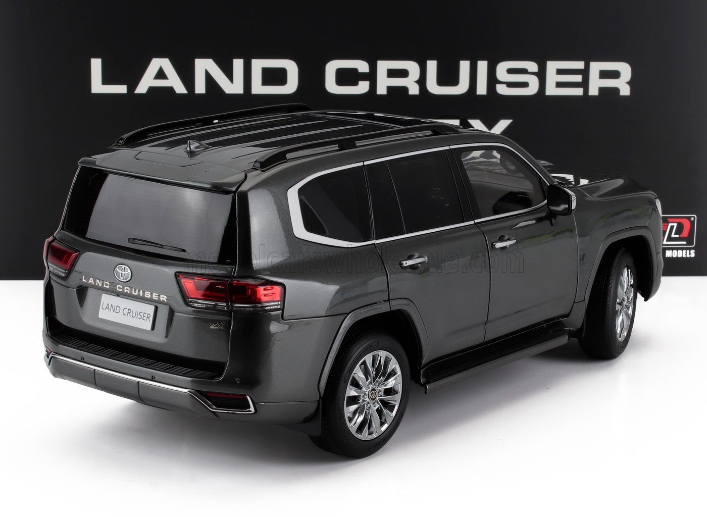 Voiture miniature Toyota Land Cruiser ZX grise par Vroomi, vue arrière détaillée avec barres de toit et jantes en alliage