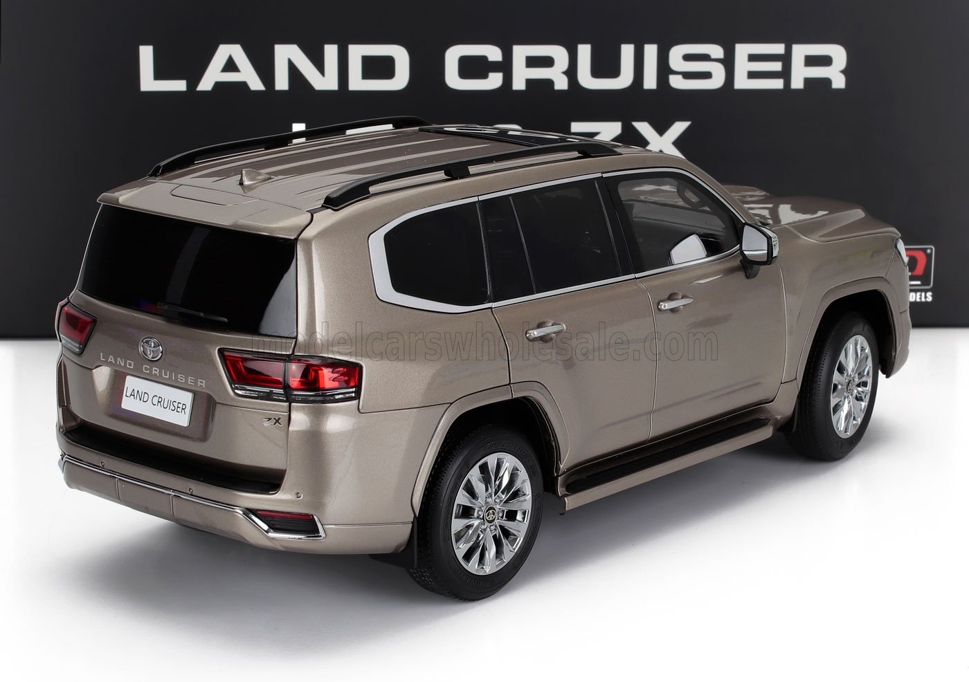 Voiture miniature Toyota Land Cruiser 300 ZX en beige métallisé, présentée par Vroomi pour les collectionneurs