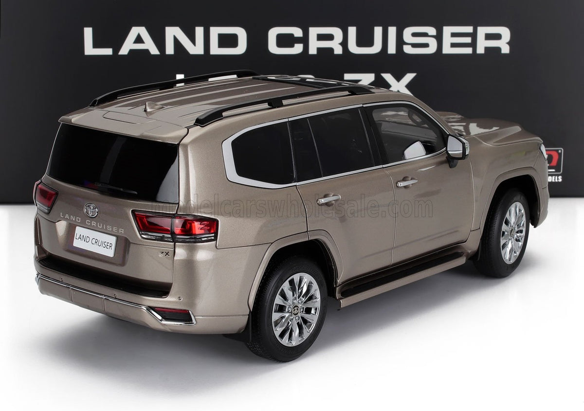 Voiture miniature Toyota Land Cruiser 300 ZX en beige métallisé, présentée par Vroomi pour les collectionneurs