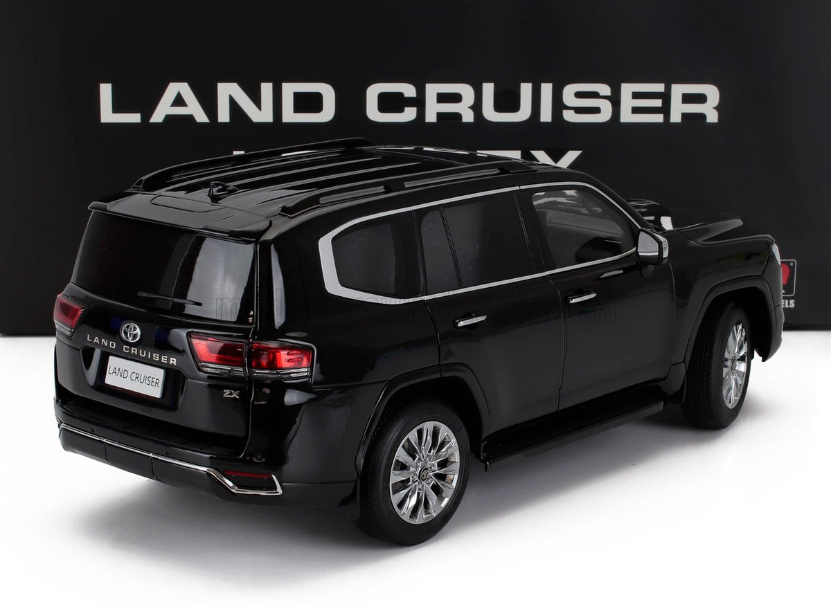 Voiture miniature Toyota Land Cruiser ZX noire par Vroomi, vue arrière détaillée avec jantes chromées