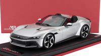 Modellino in scala Ferrari 12Cilindri argento esposto su base nera con cuciture rosse, collezione Vroomi
