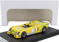 Voiture miniature Chevron B23 jaune avec décalcomanies de course, présentée sur socle noir — Vroomi