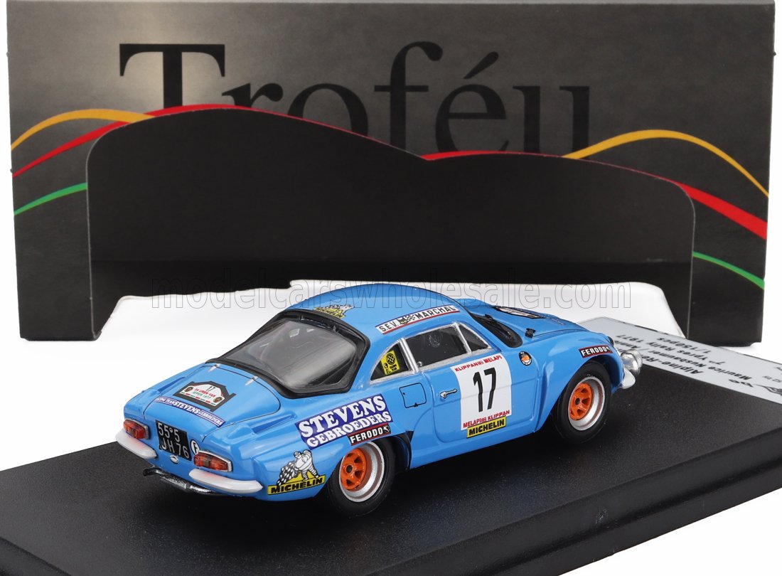 Voiture miniature 1:43 bleue avec décalques de course, présentée sur socle noir — réplique de collection Vroomi