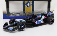 Voiture miniature Alpine F1 Team A524 avec livrée BWT, présentée dans l'emballage Vroomi pour les collectionneurs