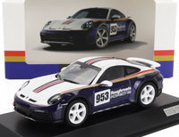 Modellino in scala Porsche 953 Roughroads di Vroomi, con livrea bianca e blu e strisce racing