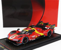 Modellino in scala Ferrari 50 rossa di Vroomi, livrea da corsa dettagliata su supporto espositivo
