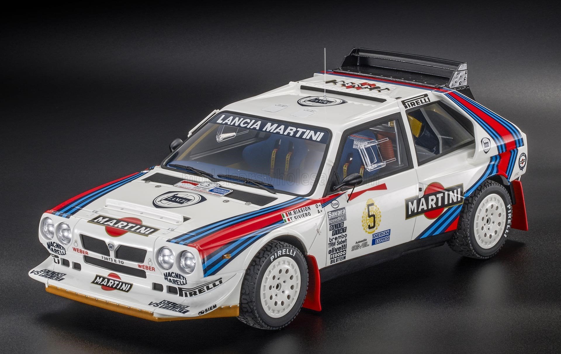 Modelo em escala do carro de rali Lancia Martini com decalques de competição, já disponível na Vroomi para colecionadores