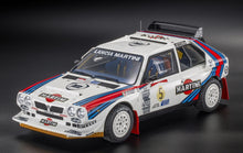 Maqueta de coche de rally Lancia Martini con adhesivos de competición, ya disponible en Vroomi para coleccionistas