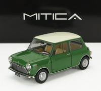 Groen en crèmekleurig Mini van Mitica, tentoongesteld voor Vroomi-verzamelaars