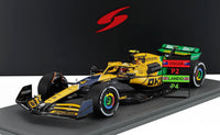 Coche a escala McLaren F1 amarillo y negro con nombres de piloto, expuesto en Vroomi.