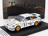 Voiture miniature Ford Sierra RS Cosworth blanche avec jantes jaunes, présentée par Vroomi pour les collectionneurs