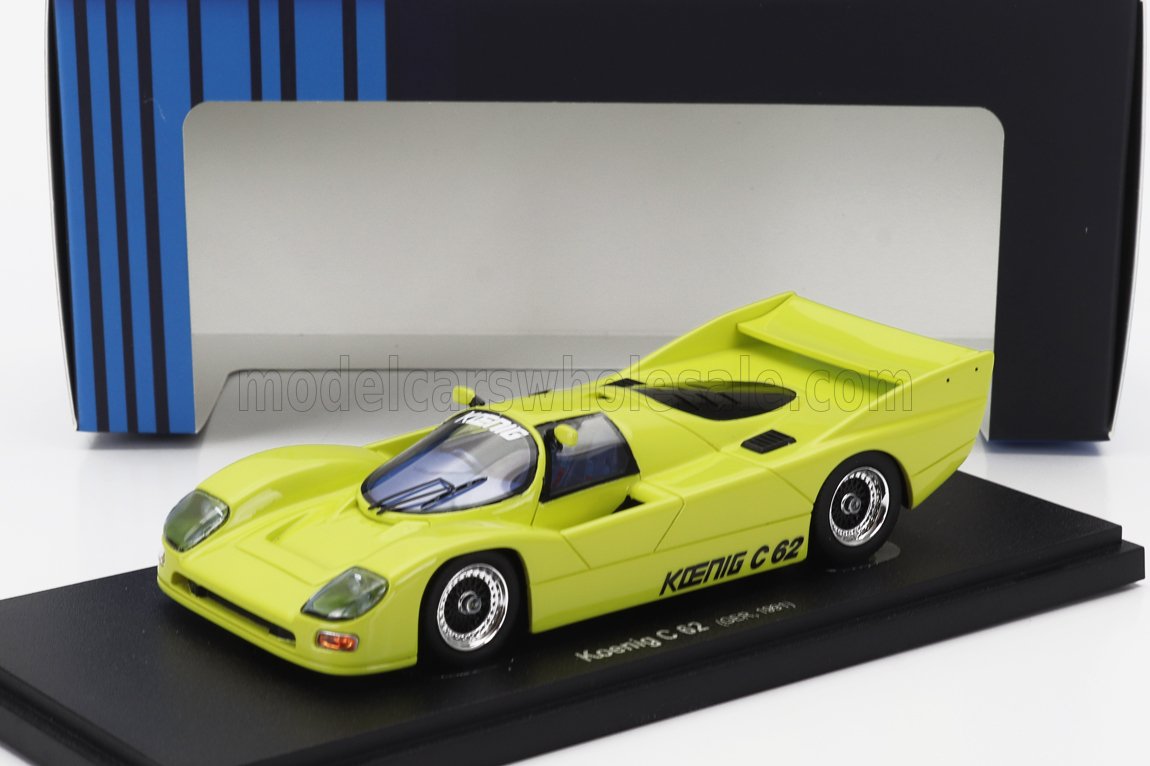 Voiture miniature Vroomi : réplique die-cast Porsche Koenig C62 jaune vif avec carrosserie détaillée et socle de présentation.