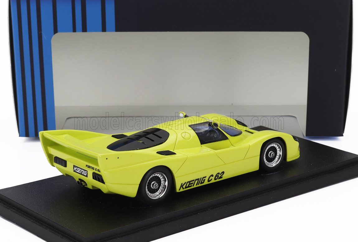 Voiture miniature Vroomi : réplique die-cast Porsche Koenig C62 jaune vif avec détails noirs et socle de présentation.