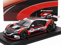 Coche a escala Modulo NSX-GT de Vroomi, con decoración de competición y adhesivos de patrocinadores sobre peana