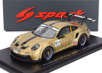 Coche a escala dorado Porsche 911 GT3 Cup de Spark, sobre peana Vroomi con decoración Supercup 2023