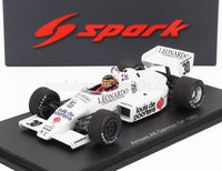 Wit schaalmodel van de Arrows A6, GP van Duitsland 1983, door Spark, tentoongesteld op een Vroomi-sokkel met helmmotief van de coureur