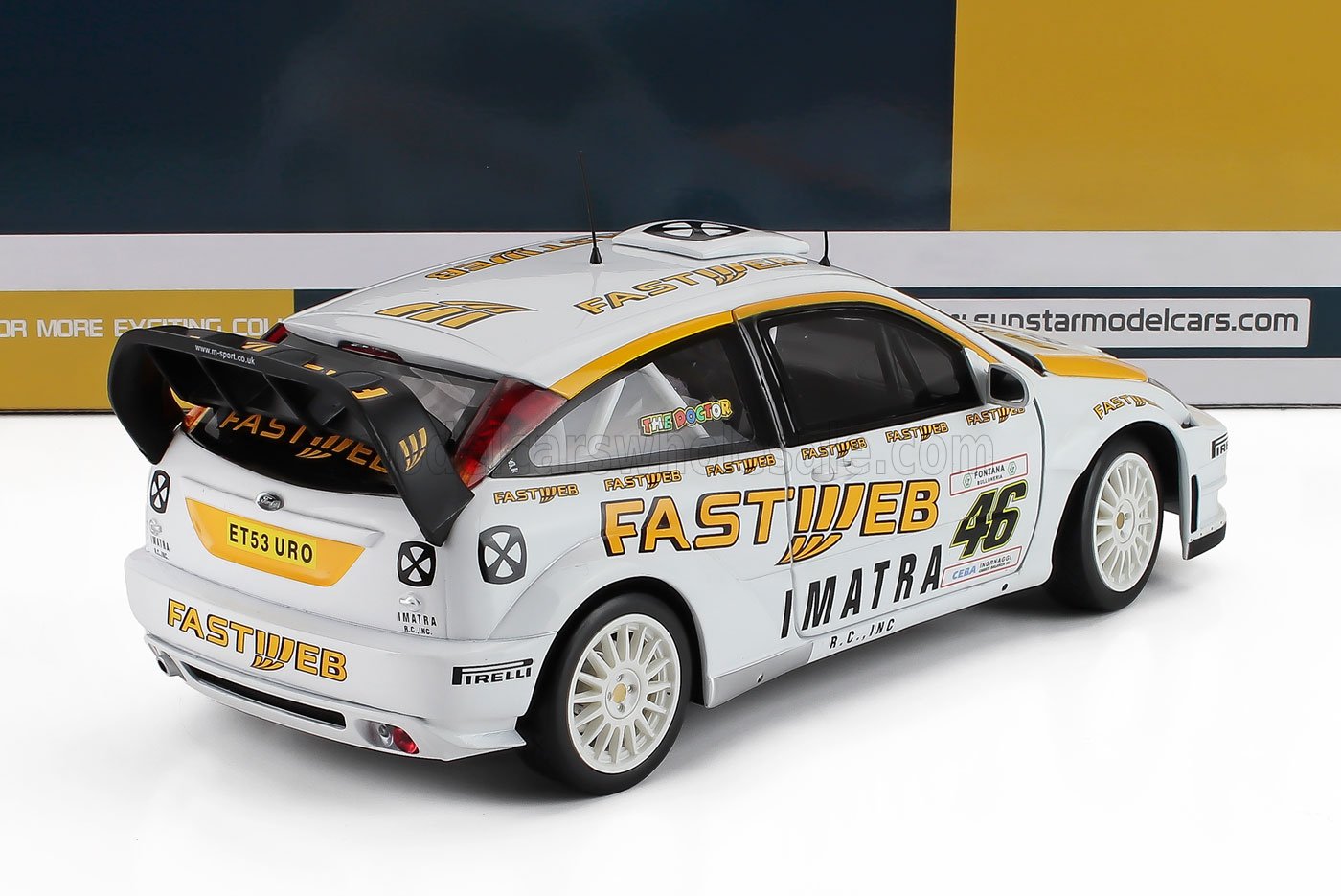 Modellino in scala 1/18 dell'auto da rally Ford Focus con livrea Fastweb, disponibile su Vroomi.