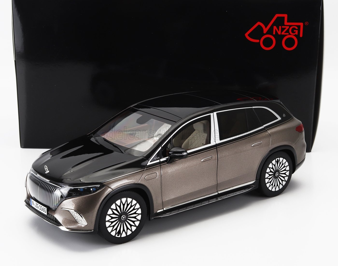 MERCEDES-BENZ - MAYBACH EQS 680 (Z296) SUV 2024 - VELVET BROWN ONYX BLACK Schaalmodelauto op Vroomi