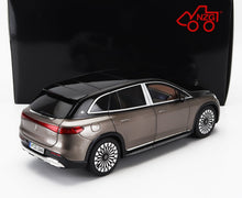 MERCEDES-BENZ - MAYBACH EQS 680 (Z296) SUV 2024 - MARRÓN TERCIOPELO Y NEGRO ÓNIX. Maqueta de coche en Vroomi
