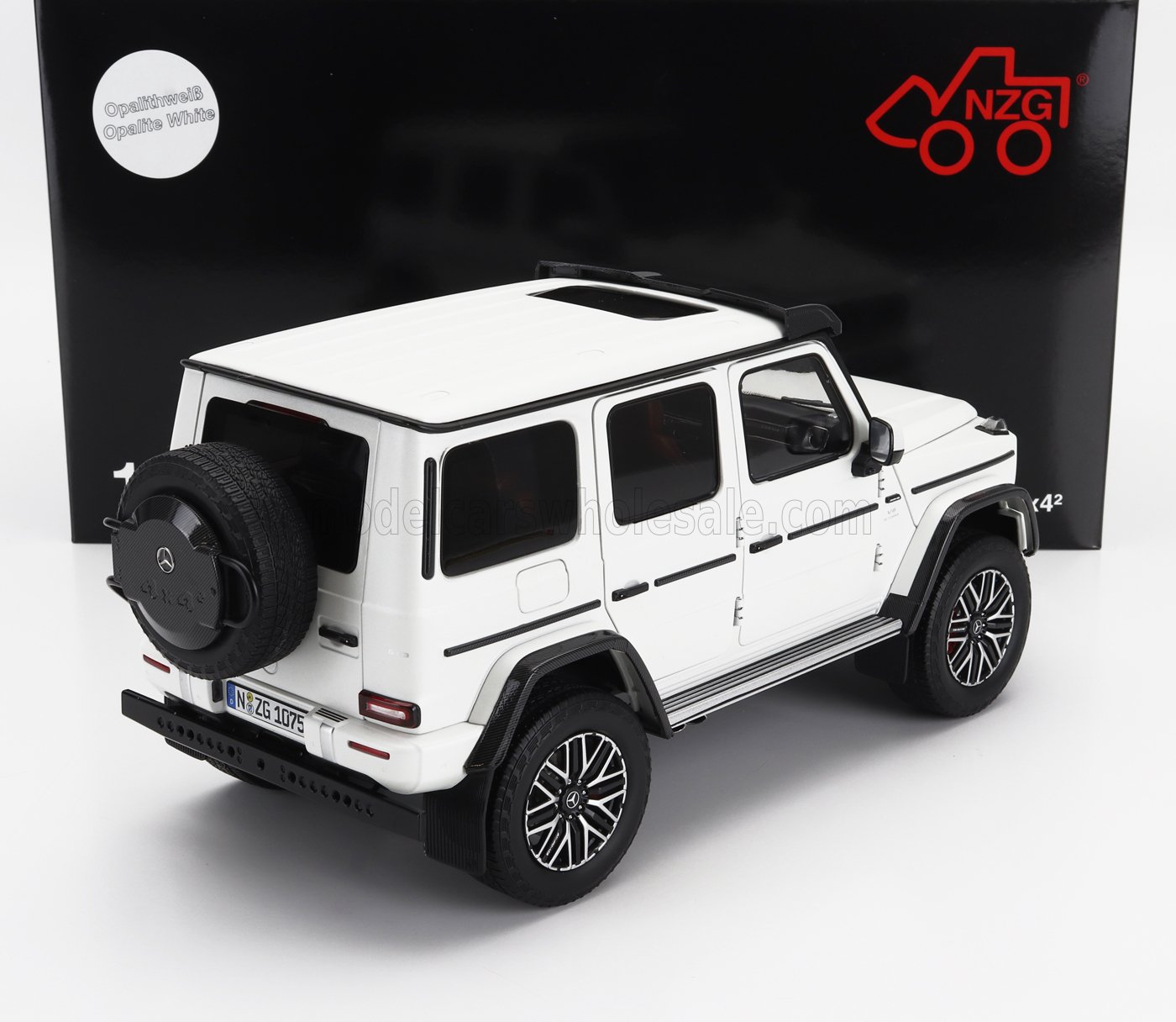 MERCEDES-BENZ - G-KLASSE G63 4x4 AMG 2023 - OPALITH WHITE Schaalmodel op Vroomi