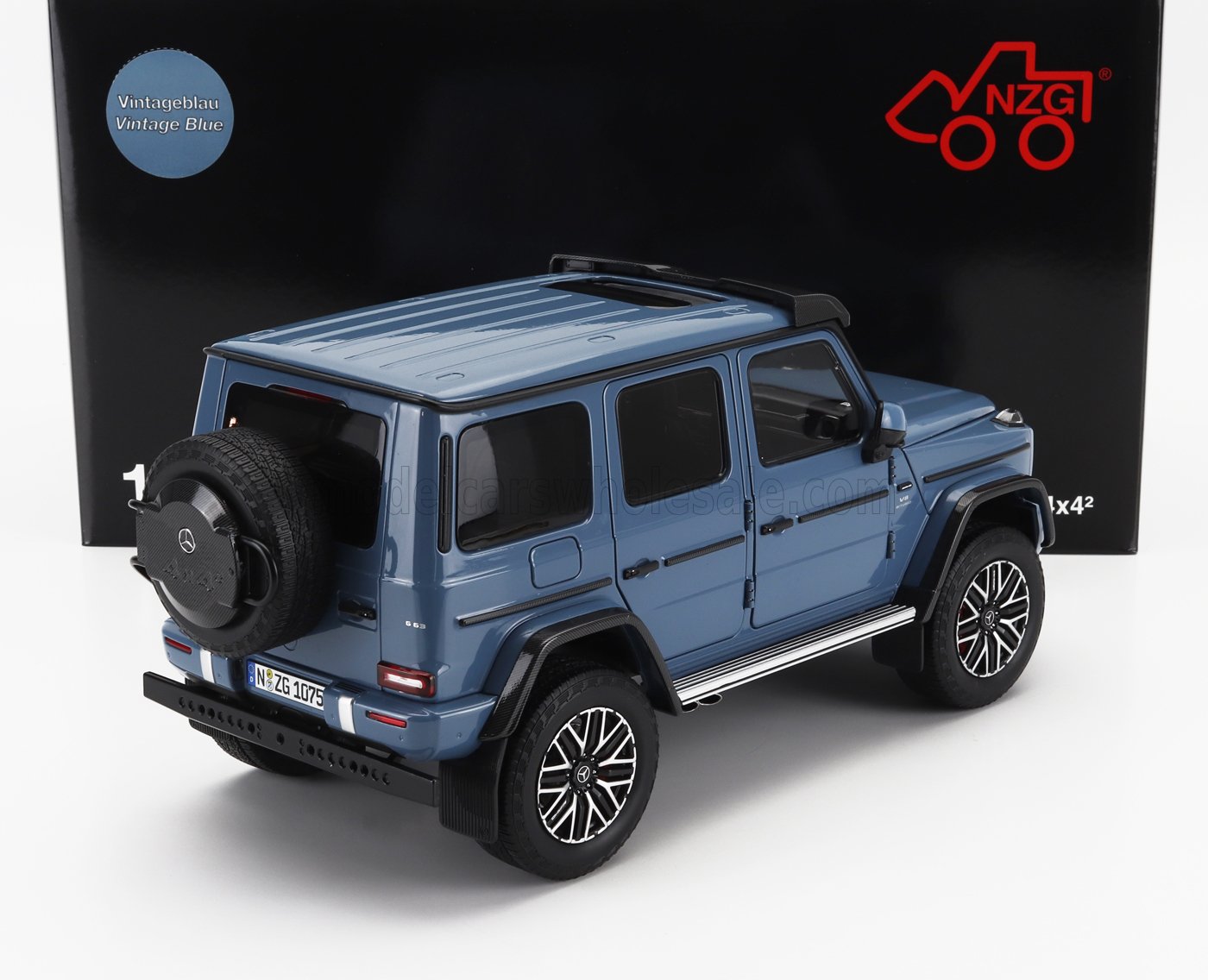 MERCEDES-BENZ - G-KLASSE G63 4x4 AMG 2023 - VINTAGE BLUE Schaalmodel op Vroomi