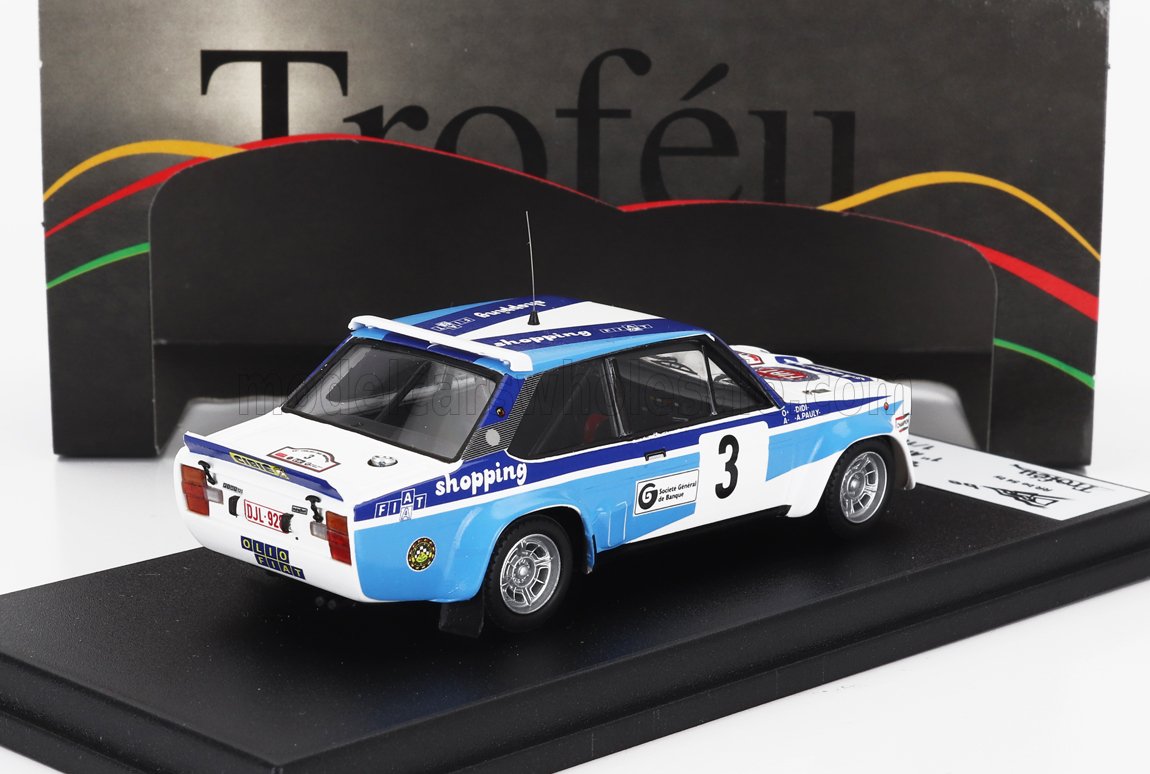 Modellino in scala della Fiat 131 Abarth blu e bianca con N 3, esposto su base nera — Vroomi