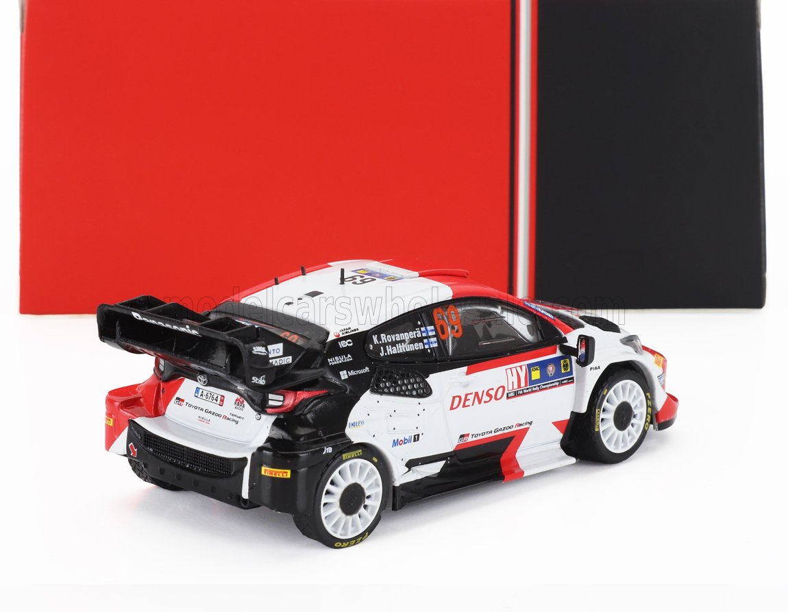 Voiture miniature Toyota Gazoo Racing WRC avec livrée Denso, présentée par Vroomi pour les collectionneurs