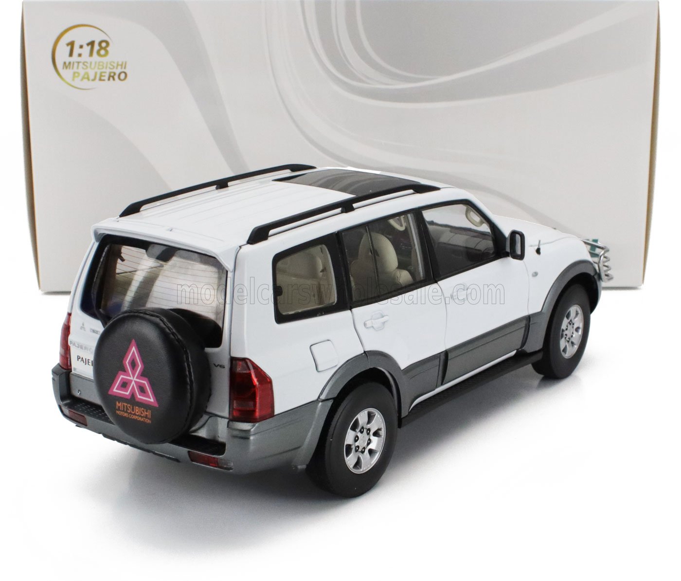 1:18 scale Mitsubishi Pajero die-cast model car, white SUV, available at Vroomi for collectors.