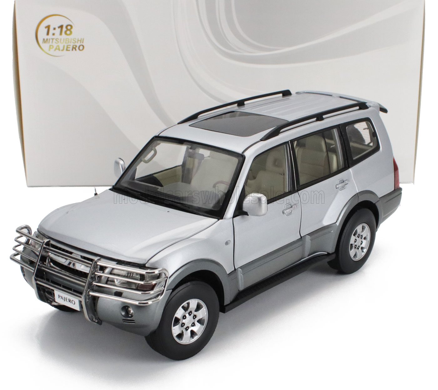 Modellino SUV Mitsubishi Pajero in scala 1:18, color argento, ora disponibile su Vroomi.