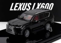 Modellino in scala Lexus LX600 nero con interni rossi, esposto su base riflettente da Vroomi