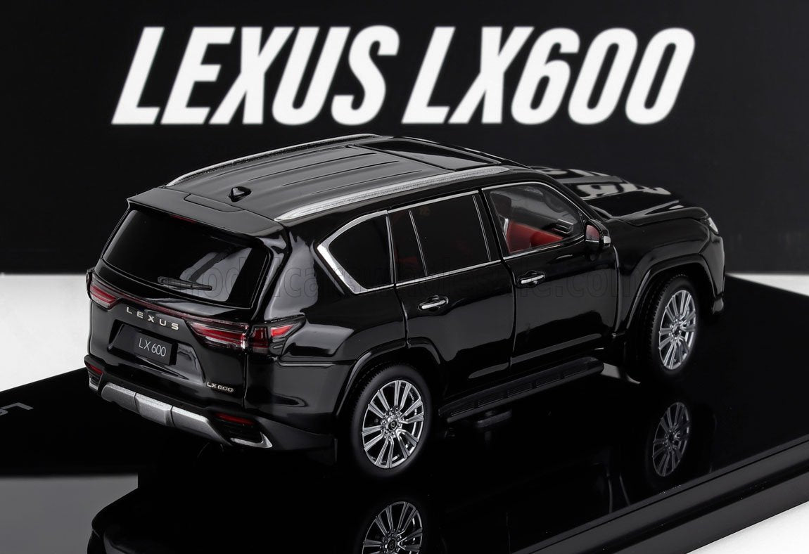 Zwart Lexus LX600 SUV-model met reflecterend oppervlak en Lexus LX600-logo, te zien op Vroomi