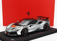 Modellino in scala Ferrari SF90 Stradale grigio con dettagli arancioni, su base nera con sfondo rosso da Vroomi.